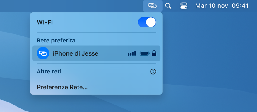 Il monitor del Mac con il menu Wi-Fi che mostra un l'hotspot personale di un iPhone.