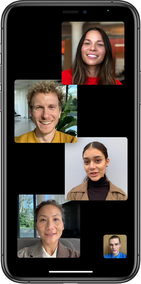 Una llamada grupal de FaceTime con cinco participantes, incluyendo al que inició la llamada. Cada participante aparece en un cuadro individual.