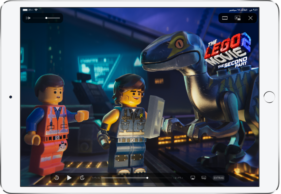 فيلم قيد التشغيل على الـ Apple TV، وتظهر به عناصر التحكم في التشغيل.