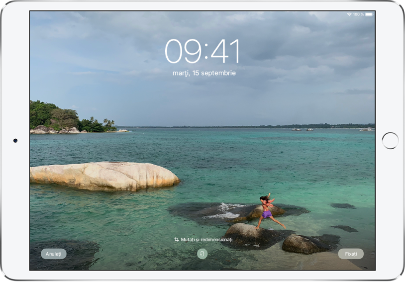 Ecranul de blocare al iPad-ului cu o poză din biblioteca foto utilizată drept fundal.