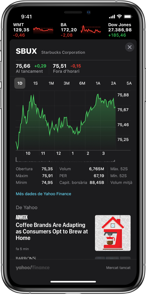 Al mig de la pantalla hi ha un gràfic que mostra el rendiment d’una acció al llarg d’un dia. A sobre del gràfic hi ha botons per mostrar el rendiment del gràfic d’un dia, una setmana, un mes, tres mesos, sis mesos, un any, dos anys o cinc anys. A sota del gràfic hi ha els detalls de l’acció, com ara el preu d’obertura, el punt alt, el punt baix i la capitalització del mercat. A sota del gràfic hi ha articles de l’Apple News relacionats amb la borsa.