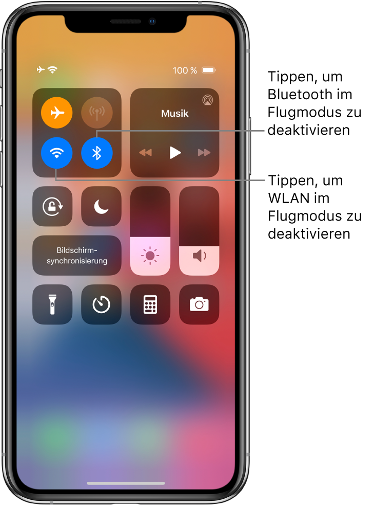 Der Bildschirm „Kontrollzentrum“ mit der aktivierten Option „Flugmodus“ und den Hinweisen, dass beim Tippen auf das Steuerelement unten links in der oberen linken Gruppe die Option „WLAN“ und beim Tippen auf das Element unten rechts in derselben Gruppe die Option „Bluetooth“ deaktiviert wird.
