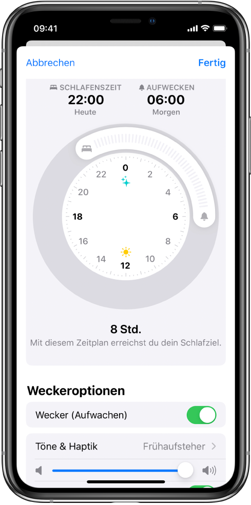 Die Konfigurationsanzeige für „Schlaf“ in der App „Health“. In der Mitte befindet sich eine Uhr und die Schlafenszeit ist auf 22:00 Uhr, die Weckzeit auf 6:00 Uhr eingestellt. Unter „Weckeroptionen“ ist „Wecker (Aufwachen)“ aktiviert. Als Weckton wurde „Frühaufsteher“ ausgewählt und die Lautstärke ist auf hoch eingestellt.