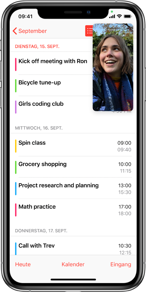 Eine FaceTime-Konversation oben rechts, während gleichzeitig die App „Kalender“ den restlichen Bildschirm füllt.