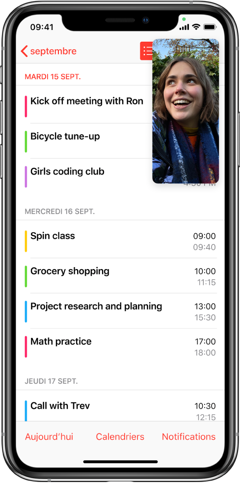 Un écran qui affiche une conversation FaceTime tandis que l’app Calendrier remplit le reste de l’écran.