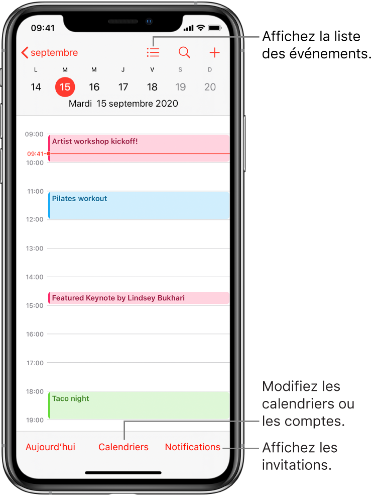 Un calendrier en présentation par jour montrant les évènements du jour. Touchez le bouton Calendriers en bas de l’écran pour changer de compte de calendrier. Touchez le bouton Notifications en bas à droite pour afficher les invitations.