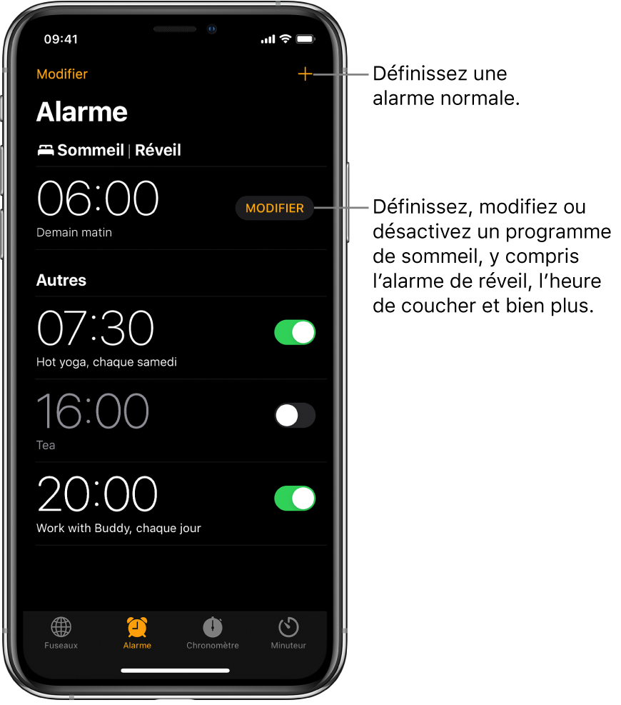 L’onglet Alarme affichant quatre alarmes réglées à différentes heures, le bouton pour régler une alarme régulière en haut à droite, et l’alarme de réveil avec un bouton pour changer le programme de sommeil dans l’app Santé.