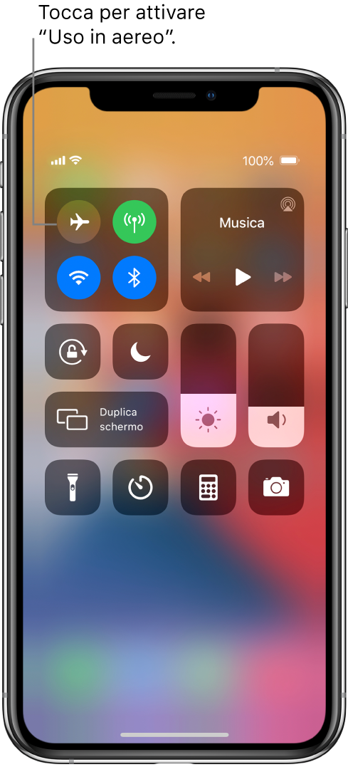 La schermata di Centro di Controllo con una didascalia che spiega che toccando il pulsante in alto sinistra si attiva la modalità “Uso in aereo”.