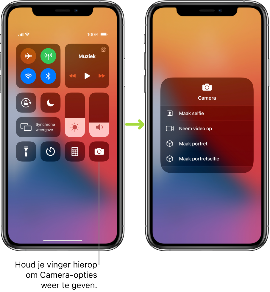 Twee bedieningspaneelschermen naast elkaar. In het linkerscherm staan regelaars voor de vliegtuigmodus, mobiele data, wifi en Bluetooth in de groep linksbovenin. In het bijschrift staat de instructie om je vinger op de Camera-knop rechtsonderin te houden om de Camera-regelaars weer te geven. In het rechterscherm staan aanvullende opties voor Camera: 'Maak selfie', 'Neem video op', 'Maak portret' en 'Maak portretselfie'.