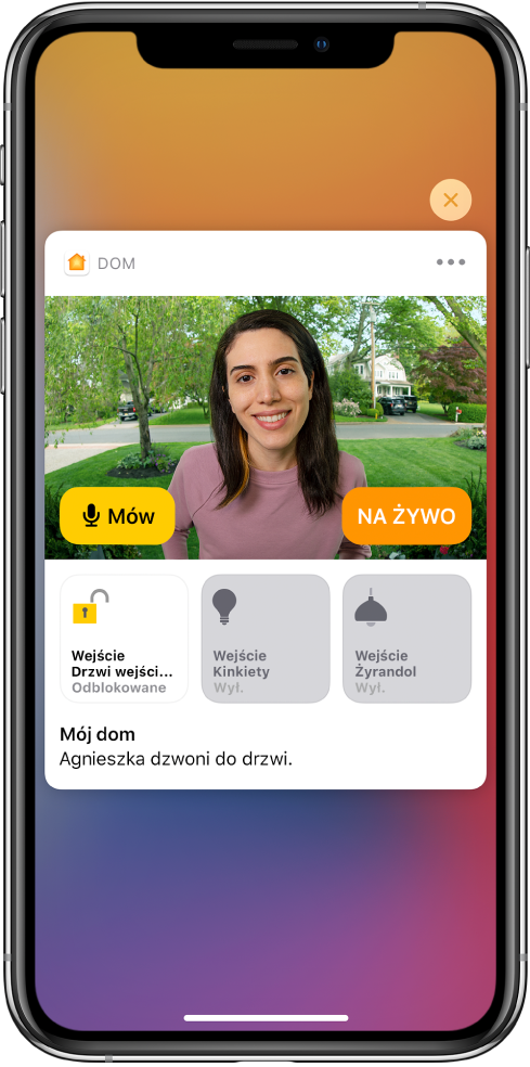 Powiadomienie z aplikacji Dom na ekranie iPhone’a. Zawiera ono zdjęcie osoby stojącej za drzwiami wejściowymi. Po lewej widoczny jest przycisk Mów. Poniżej znajdują się przyciski akcesoriów: drzwi wejściowych oraz świateł. Poniżej przycisków akcesoriów widoczny jest napis „Agnieszka dzwoni do drzwi”. W prawym górnym rogu powiadomienia znajduje się przycisk Zamknij.