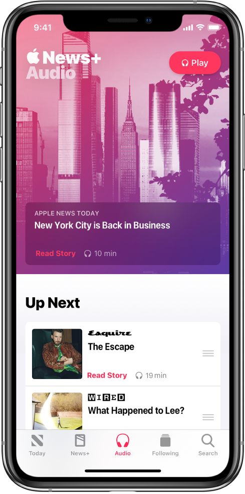 「音訊」畫面顯示 Apple News Today 摘要於最上方。「播放」按鈕顯示於報導右上角。報導的下方為包含兩則報導的「待播清單」部分。畫面底部為「今天」、News+、「音訊」、「追蹤中」和「搜尋」五個標籤頁。