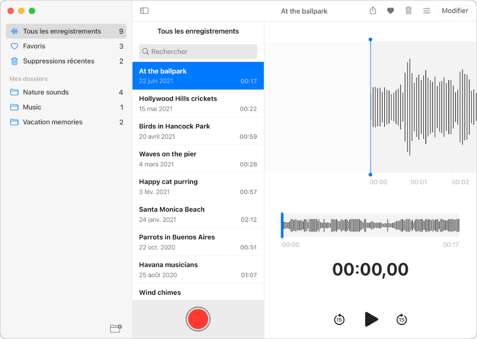 L’app Dictaphone avec la barre latérale de dossiers sur la gauche. Trois dossiers intelligents s’affichent dans le haut : Tous les enregistrements, Favoris et Suppressions récentes. Les dossiers créés s’affichent sous Mes dossiers.