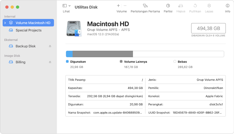 Jendela Utilitas Disk, menampilkan dua volume APFS pada disk internal, volume pada disk eksternal, dan image disk.