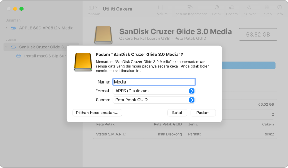 Tetingkap Utiliti Cakera menunjukkan dialog padam sedang disediakan untuk memformat semula pemacu kilat dengan format APFS disulitkan.