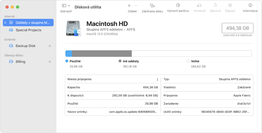 Okno Diskovej utility zobrazujúce dva APFS oddiely na internom disku, oddiel na externom disku a obraz disku.