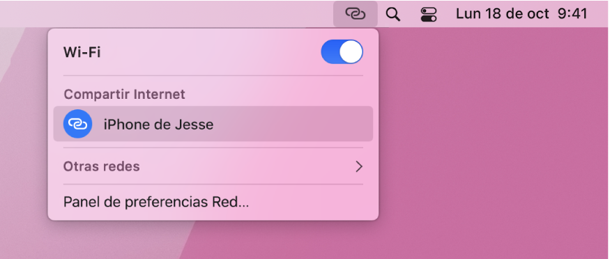 Pantalla de la Mac con el menú Wi-Fi mostrando una conexión de Compartir Internet con un iPhone.