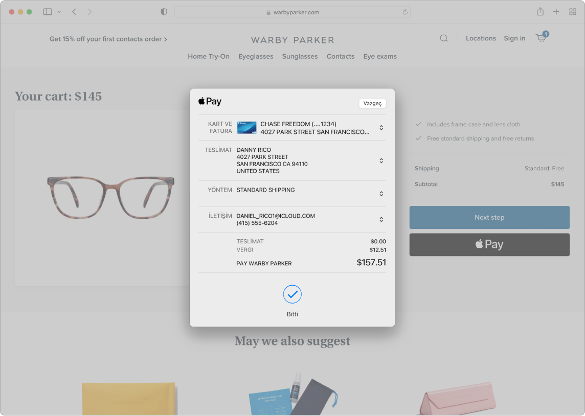 Safari’deki Apple Pay seçeneği kullanılarak gerçekleştirilmekte olan çevrimiçi bir satın almayı gösteren bir Mac ekranı.
