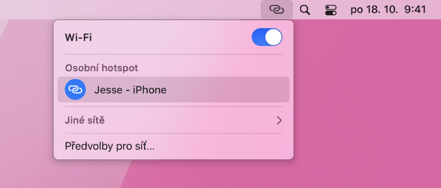 Obrazovka Macu s nabídkou Wi-Fi, v níž se zobrazuje připojení k osobnímu hotspotu na iPhonu.