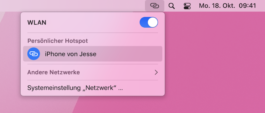 Der Mac-Bildschirm mit dem WLAN-Menü, in dem ein mit dem iPhone verbundener persönlicher Hotspot zu sehen ist