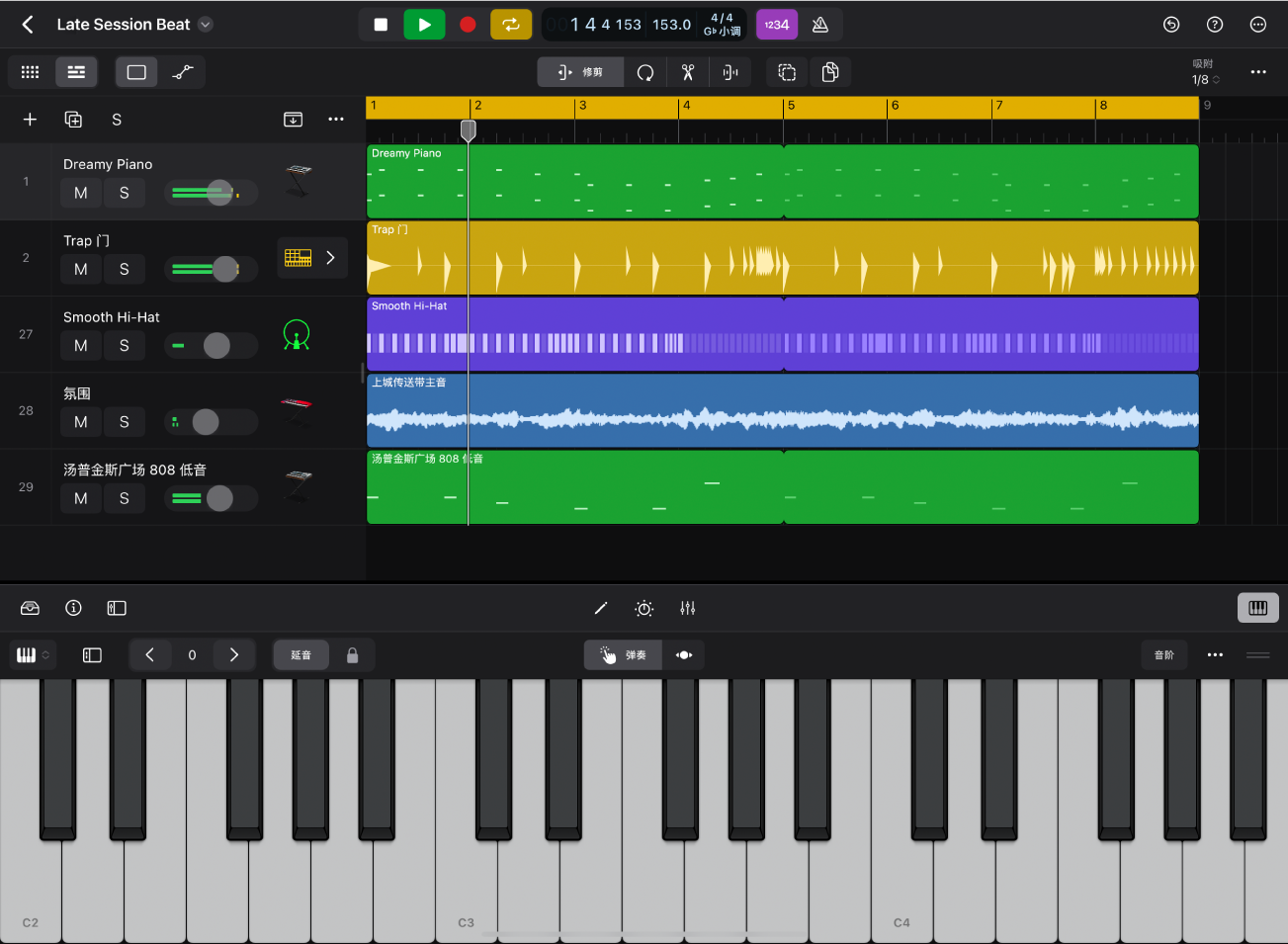 图。Logic Pro 项目正在播放，其中轨道区域和弹奏表面可见。