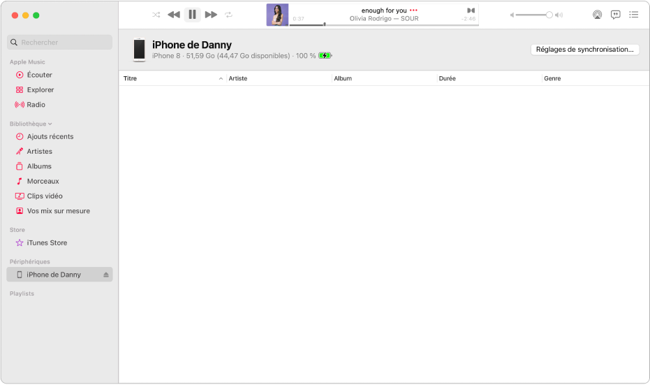 La fenêtre Musique avec un appareil (iPhone de Julie) dans la barre latérale. Le bouton « Réglages de synchronisation » dans le coin supérieur droit permet d’ouvrir le Finder.