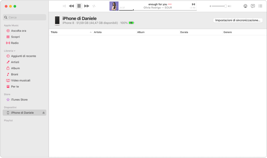 La finestra di Musica con un dispositivo (iPhone di Giulia) nella barra laterale. Il pulsante “Impostazioni di sincronizzazione” nell’angolo in alto a destra consente di aprire il Finder.