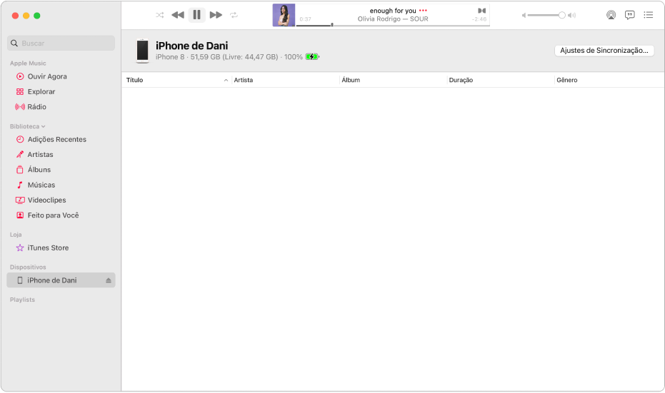 Janela do app Música com um dispositivo (iPhone de Júlia) na barra lateral. O botão Ajustes de Sincronização no canto superior direito abre o Finder.