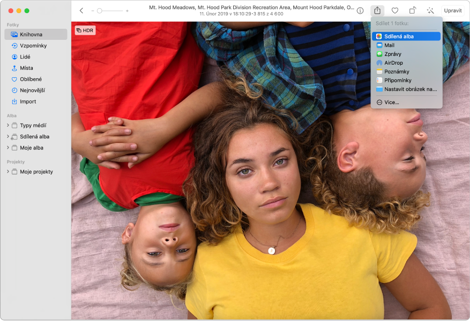 Okno Fotek, v němž je zobrazena fotografie a pod tlačítkem Sdílet na panelu nástrojů je otevřená nabídka Sdílet