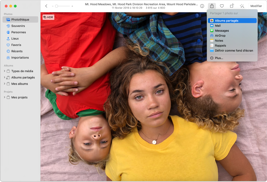 La fenêtre Photos affichant une photo et le menu Partager ouvert en dessous du bouton Partager dans la barre d’outils.