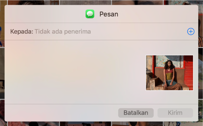 Dialog untuk menambahkan penerima saat berbagi foto dari app Foto menggunakan Pesan.