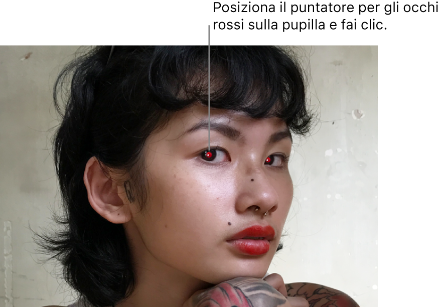 La foto di una persona con le pupille rosse.