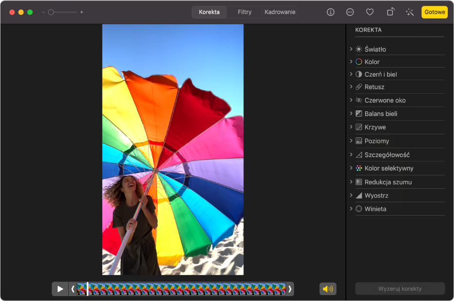 Klip wideo w widoku edycji z widocznym poniżej suwakiem zawierającym klatki wideo. Po lewej stronie suwaka widoczny jest przycisk głośnika oraz przycisk odtwarzania. Po prawej stronie suwaka widoczny jest panel Korekta, zawierający opcje korekty.