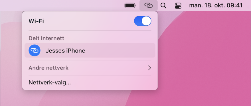 En Mac-skjerm som viser menyen for trådløst nettverk som vises som et Delt internett-tilgangspunkt koblet til en iPhone.