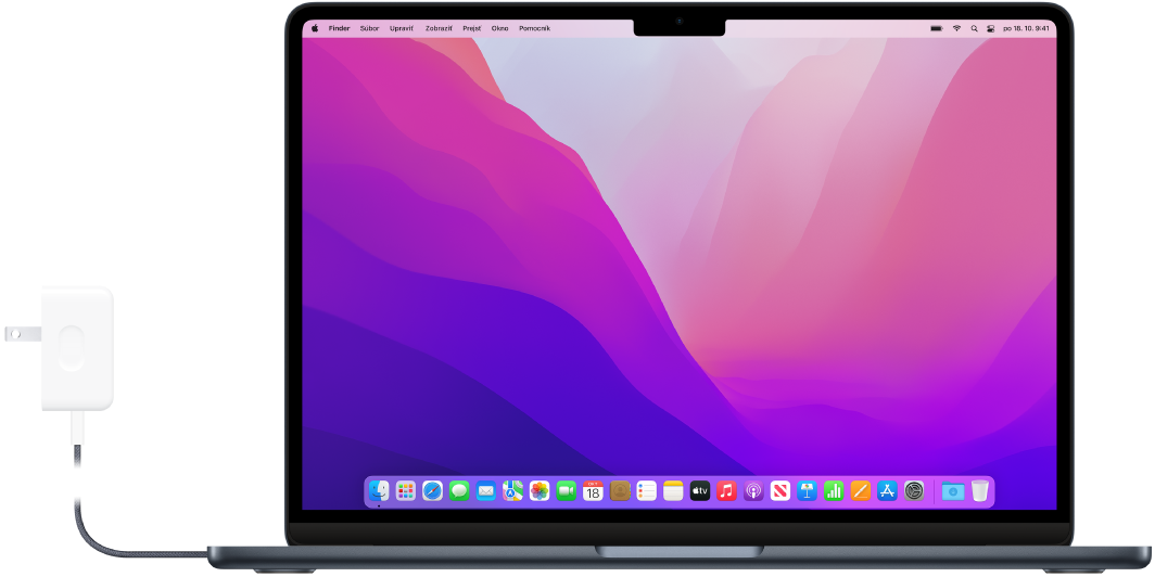 MacBook Air s pripojeným napájacím adaptérom.