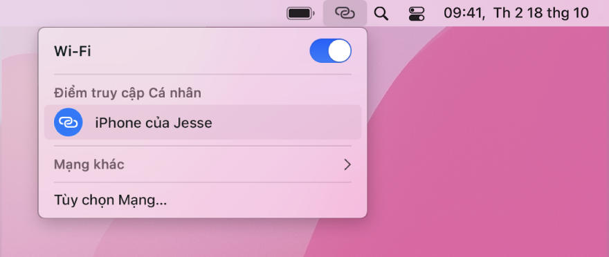 Màn hình máy Mac với menu Wi-Fi đang hiển thị Điểm truy cập cá nhân được kết nối với iPhone.