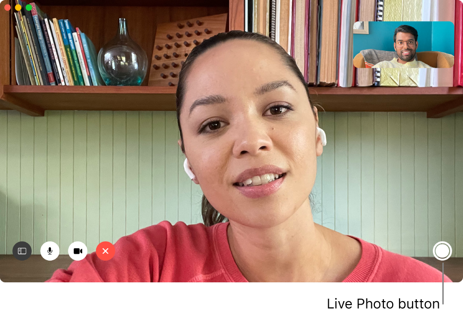 Move the pointer over the FaceTime window to see the Live Photo button.