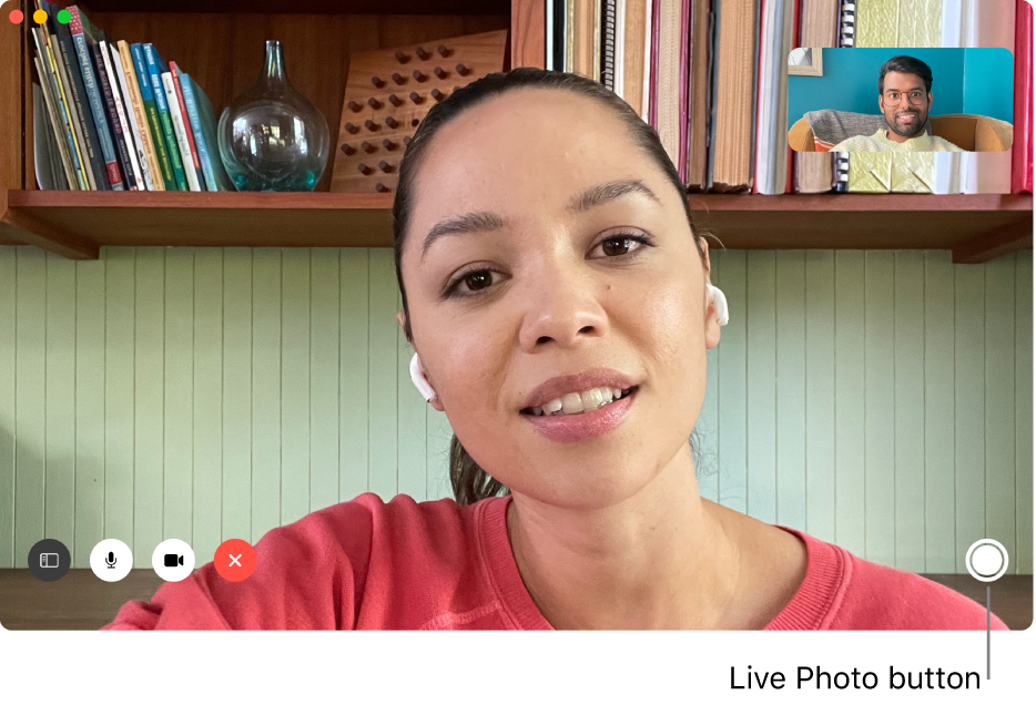 Move the pointer over the FaceTime window to see the Live Photo button.