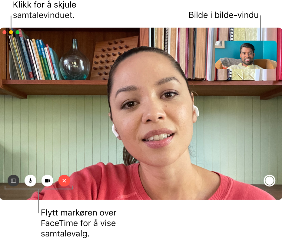 Flytt markøren over FaceTime-vinduet for å se valg som Sidepanel-, Lyd av-, Video av-, Avslutt anrop- og Live Photo-knappene. Klikk på den midterste knappen øverst til venstre for å skjule samtalevinduet. Bilde i bilde-vinduet vises øverst til høyre.