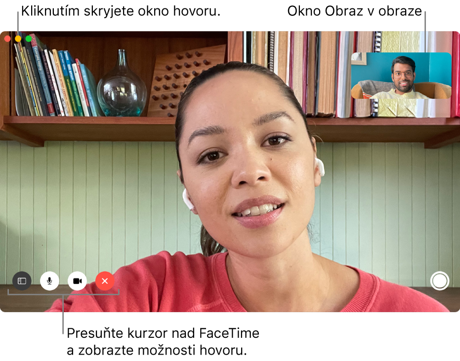 Presunutím kurzora nad okno FaceTime zobrazíte možnosti, ako sú napríklad tlačidlá Postranný panel, Stíšiť, Stíšiť video, Ukončiť hovor a Live Photo. Kliknutím na prostredné tlačidlo v ľavom hornom rohu skryjete okno hovoru. Okno režimu obrazu v obraze sa zobrazuje v pravom hornom rohu.