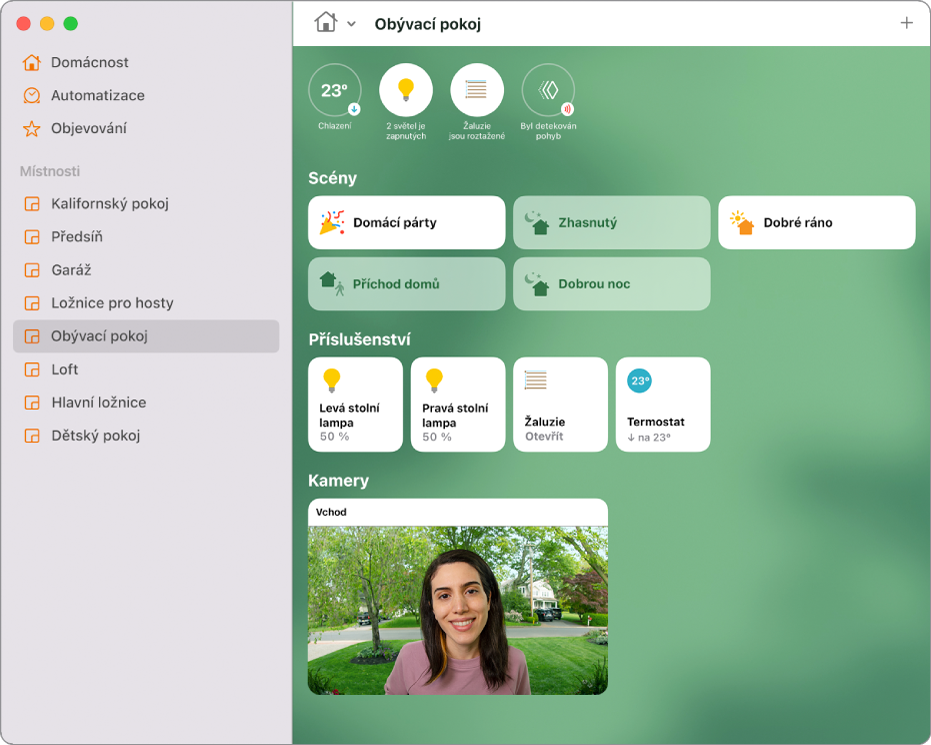 Obrazovka pro jednu místnost se stavovými ikonami u horního okraje, seznamem oblíbených scén se zvýrazněnými položkami Dobré ráno a Domácí večírek pod nimi; za seznamem je zobrazeno příslušenství a za příslušenstvím je kamera ukazující člověka u domovního zvonku