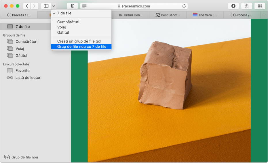 O fereastră Safari afișând bara laterală cu grupurile de file existente, fereastra principală cu mai multe file deschise și opțiuni pentru crearea unui nou grup de file.