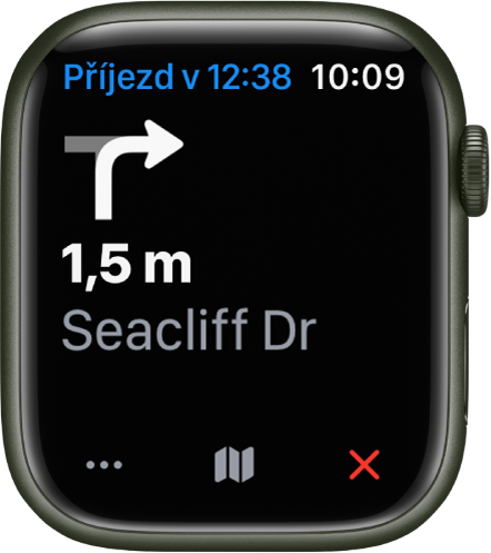 Aplikace Mapy s odhadovaným časem, kdy dorazíte do cíle, zobrazeným vlevo nahoře, s názvem ulice, do které máte příště zahnout, a vzdáleností k této odbočce. Dole se nacházejí tlačítka Více, Mapa a Ukončit.