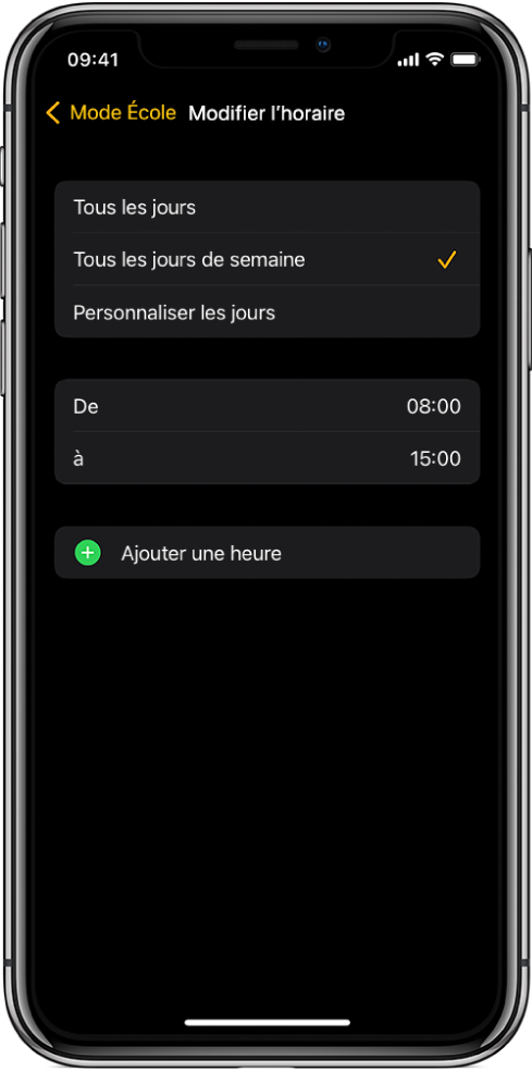 L'iPhone qui affiche l'écran « Modifier l’horaire » pour le mode École. Les options « Tous les jours », « Tous les jours de semaine » et « Personnaliser les jours » sont affichées en haut et « Tous les jours de semaine » est sélectionnée. Les heures de début et de fin se trouvent au centre de l’écran et un bouton « Ajouter une heure », en bas.