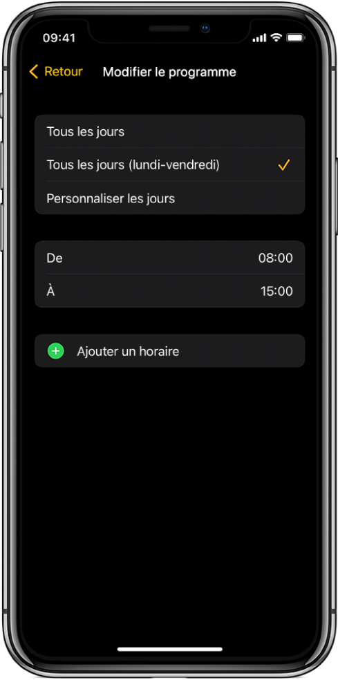 iPhone présentant l’écran « Modifier le programme » pour le mode École. Les options « Tous les jours », « Tous les jours (lundi-vendredi) » et « Personnaliser les jours » apparaissent en haut et l’option « Tous les jours (lundi-vendredi) » est sélectionnée. Les heures « De » et « À » se trouvent au milieu de l’écran et un bouton « Ajouter un horaire » apparaît en dessous.