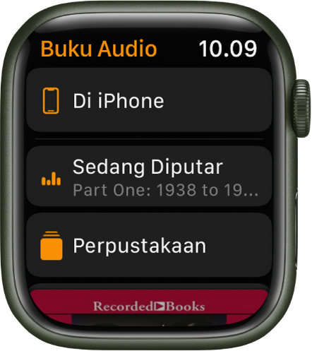 Apple Watch menampilkan layar Buku Audio dengan tombol Di iPhone di bagian atas, tombol Sedang Diputar dan Perpustakaan di bawahnya, dan bagian gambar sampul buku audio di bagian bawah.