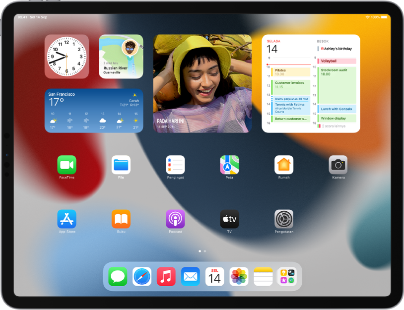 Layar Utama iPad. Di bagian atas layar terdapat widget app Jam, Lacak, Cuaca, Foto, dan Kalender.