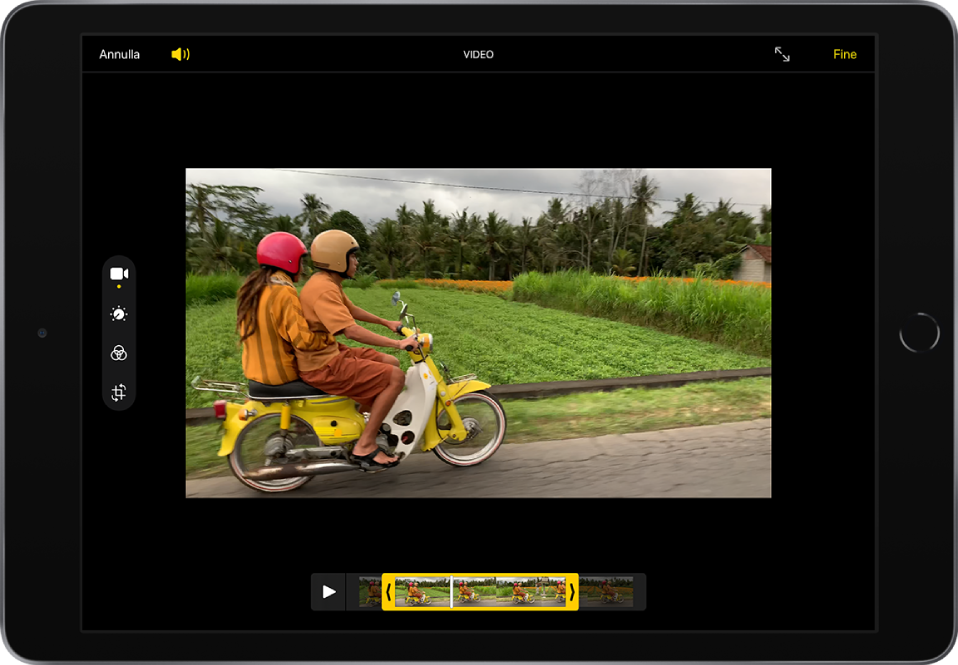 Nella schermata di modifica è presente un video e nella parte inferiore dello schermo viene mostrato il visore dei fotogrammi. Nell'angolo in alto a sinistra sono presenti i pulsanti Annulla e Volume; nell'angolo in alto a destra sono presenti i pulsanti “Schermo intero” e Fine. Gli strumenti di modifica si trovano sul lato sinistro dello schermo, dall'alto verso il basso: Video, Regola, Filtri e Ritaglia. Video è selezionato.