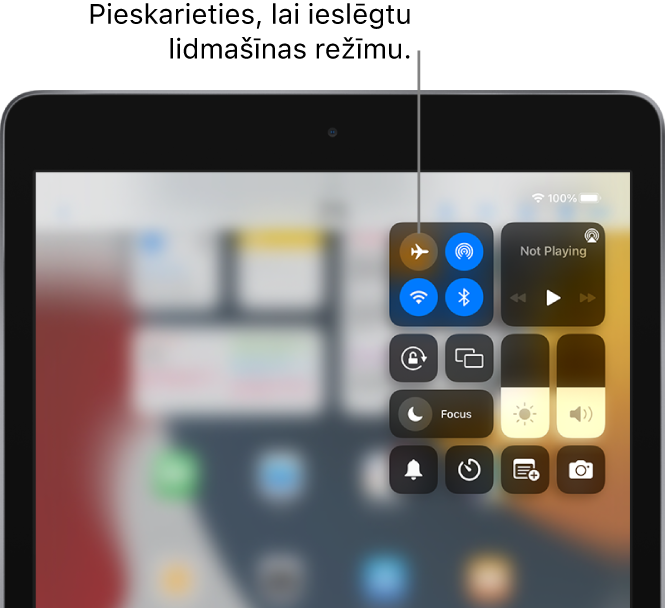 Izvēlnes Control Center ekrāns, kurā norādīts, ka pieskāriens augšējai pogai pa kreisi ieslēdz lidmašīnas režīmu.
