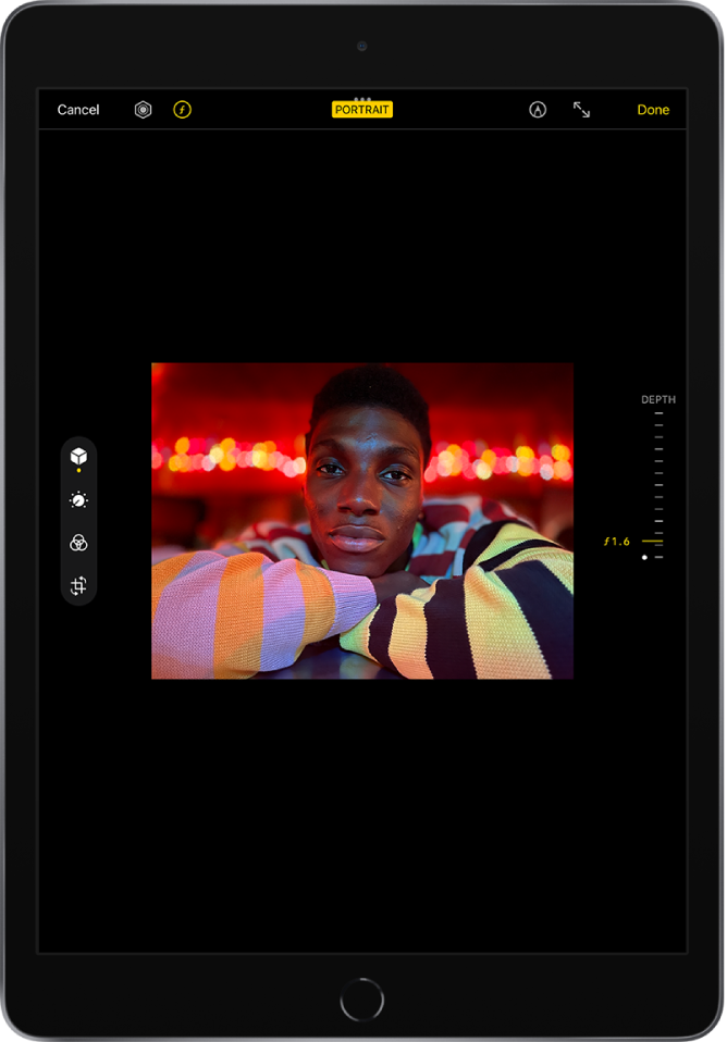 Portreta režīma fotoattēls rediģēšanas ekrāna vidū. Pogas Cancel, Light Control un Depth Adjustment ir augšējā kreisajā stūrī, un ir atlasīta poga Depth Adjustment. Ekrāna augšdaļā pa vidu ir ieslēgta poga Depth Effect. Augšējā labajā stūrī ir pogas Mar Up, Enter Full Screen un Done. Rediģēšanas rīki atrodas ekrāna kreisajā pusē no augšas līdz lejai: Portrait Controls, Adjust, Filters un Crop. Atlasīta poga Portrait Controls. Ekrāna labajā pusē ir slīdnis Depth Control intensitātes pielāgošanai.