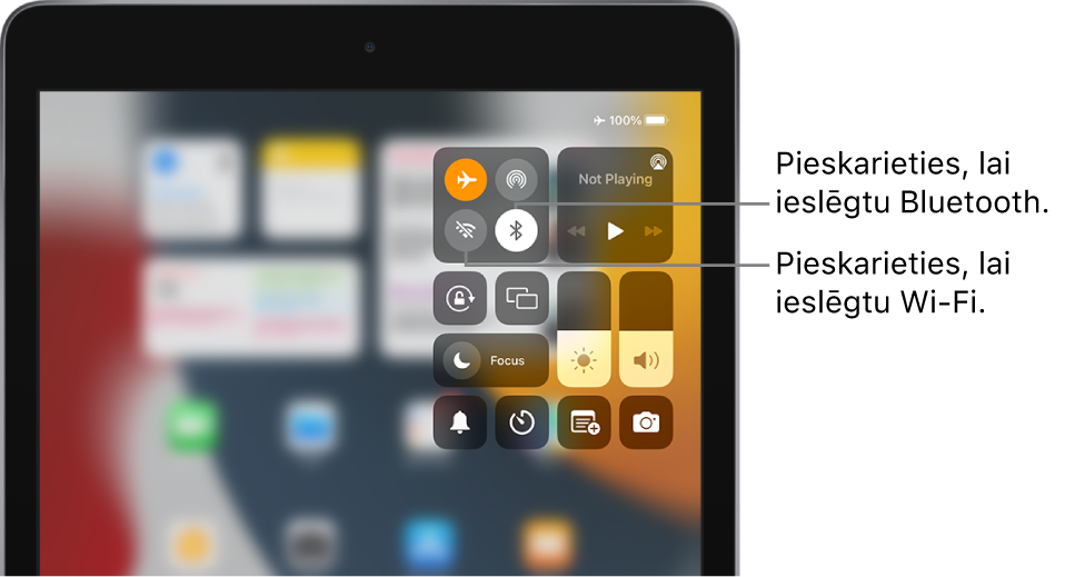 Izvēlne Control Center ar ieslēgtu lidmašīnas režīmu. Pogas Wi-Fi un Bluetooth ieslēgšanai ir netālu no Control Center ekrāna augšējā kreisā stūra.
